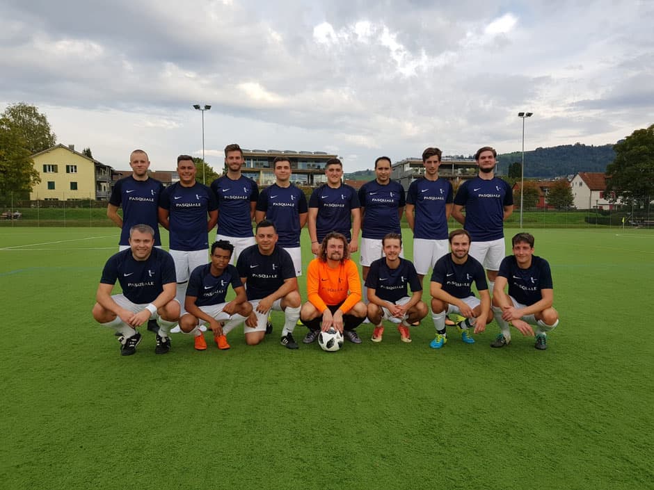 Mannschaftsbild vom FC Zugersee in den neuen Trikots
